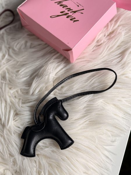 Charm geanta calut negru